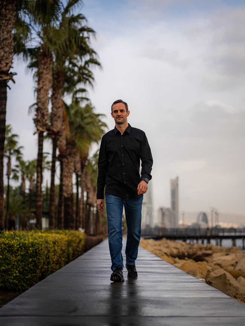 Philipp Kozalla an der Uferpromenade in Limassol, Zypern